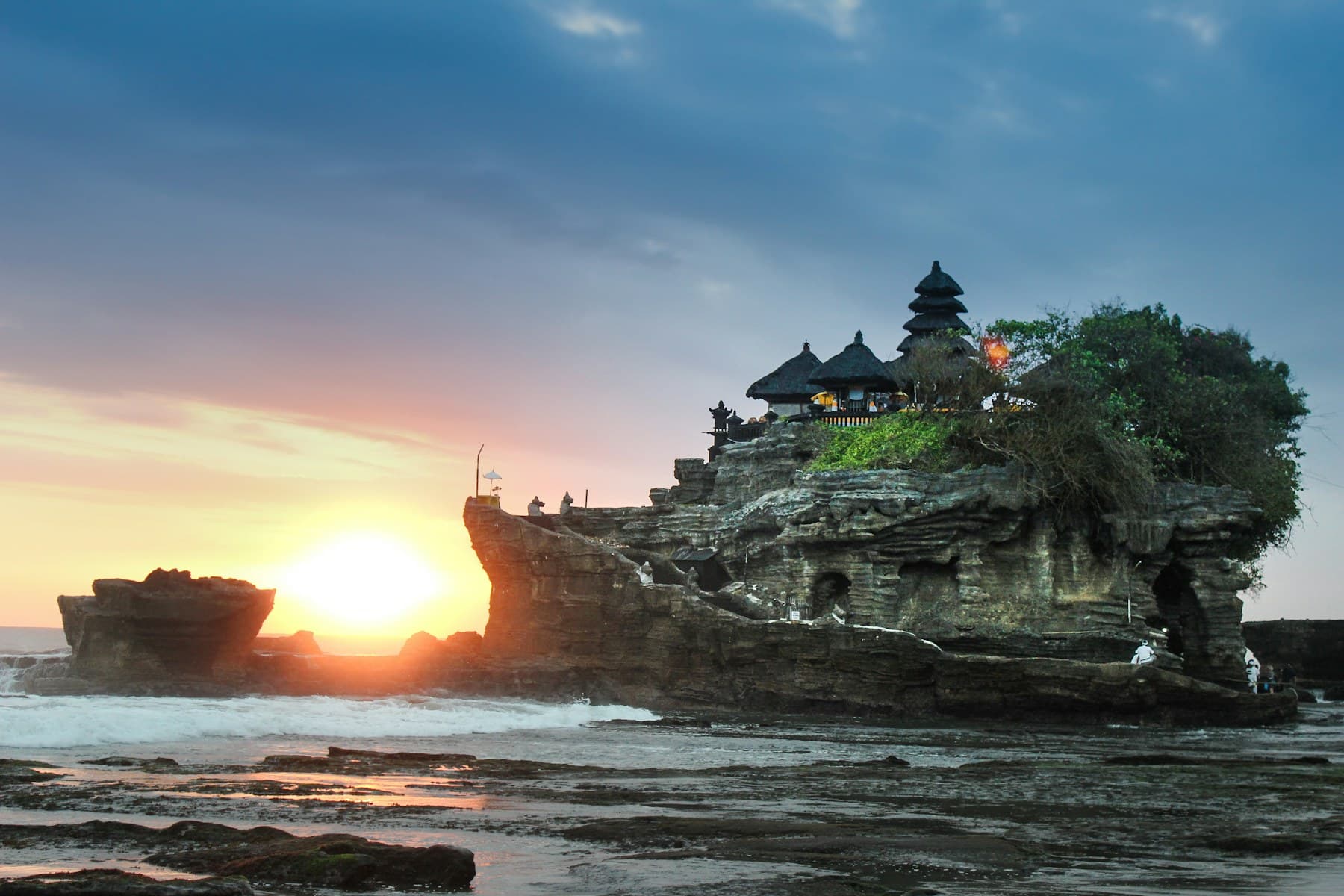 Ein Tempel am Meer im warmen Abendlicht auf Bali
