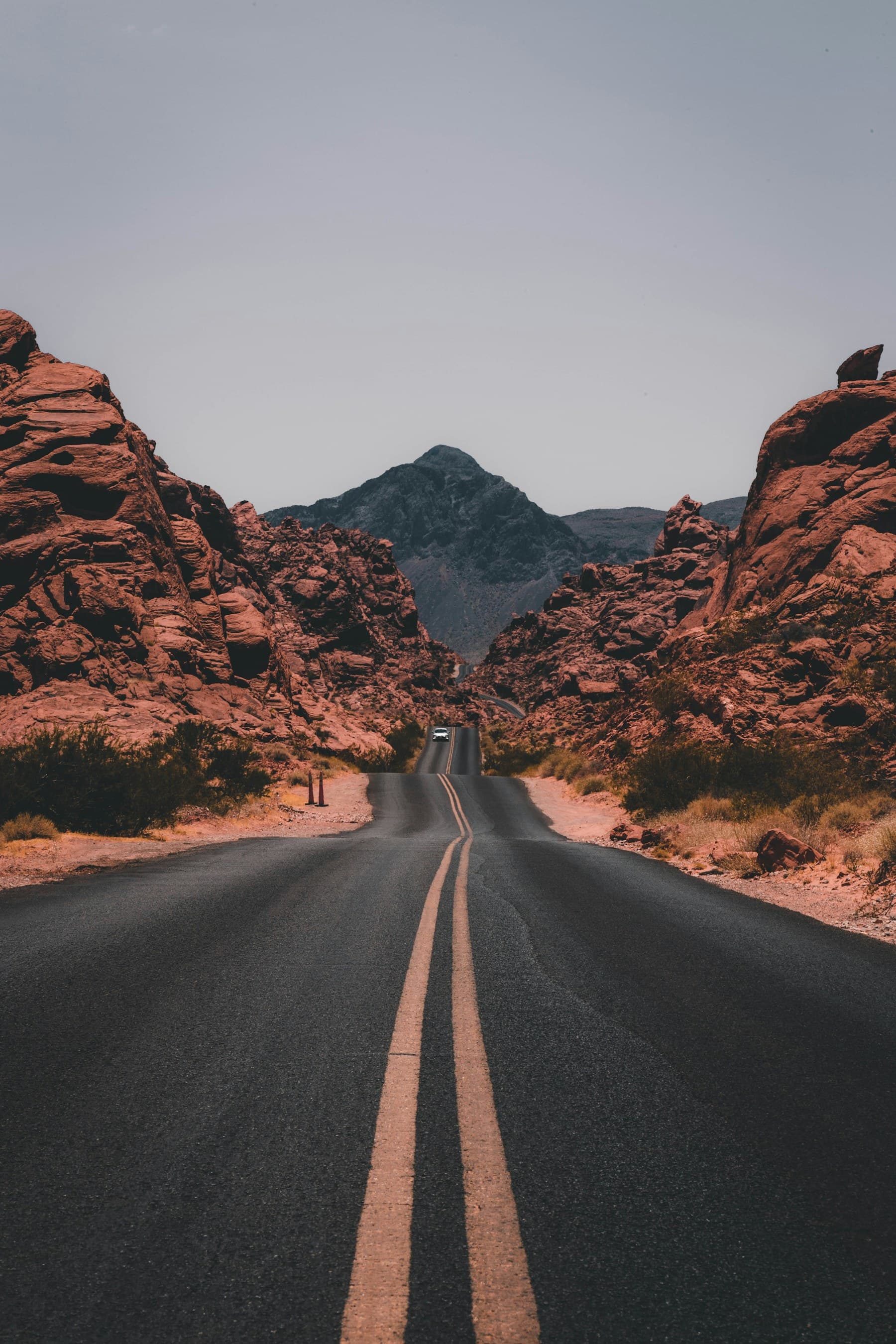 Eine einsame Straße führt durch eine weite Landschaft
