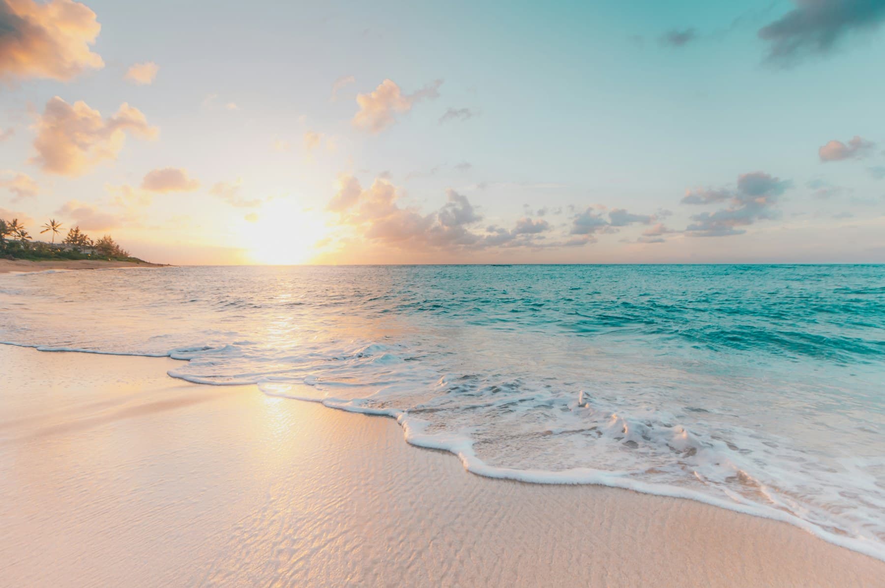 Tropischer Strand mit hellem Sand und türkisfarbenem Wasser
